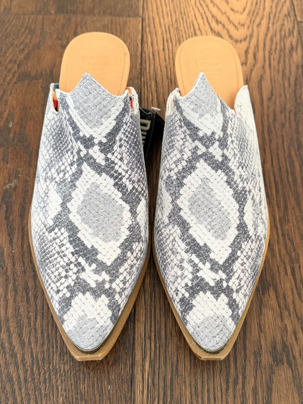 NWT Dingo Womens 'Knock Out' Mules Faux Suede Snakeskin Greys Brass Toe Bar 9.5